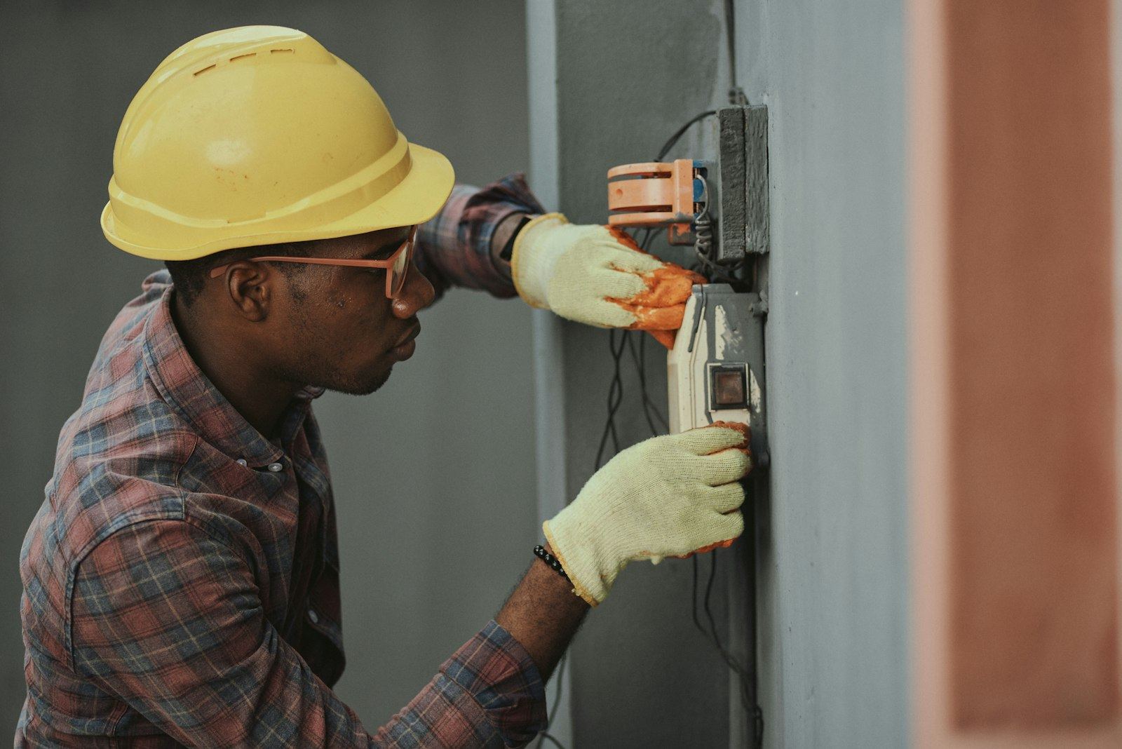 Un artisan dans son local professionnel