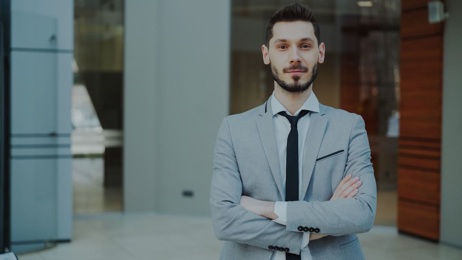 Un dirigeant analysant ses contrats professionnels