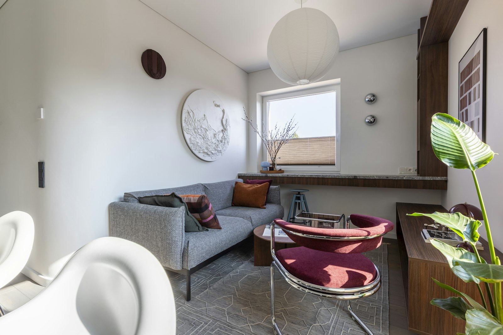 Le salon lumineux d'un logement assuré